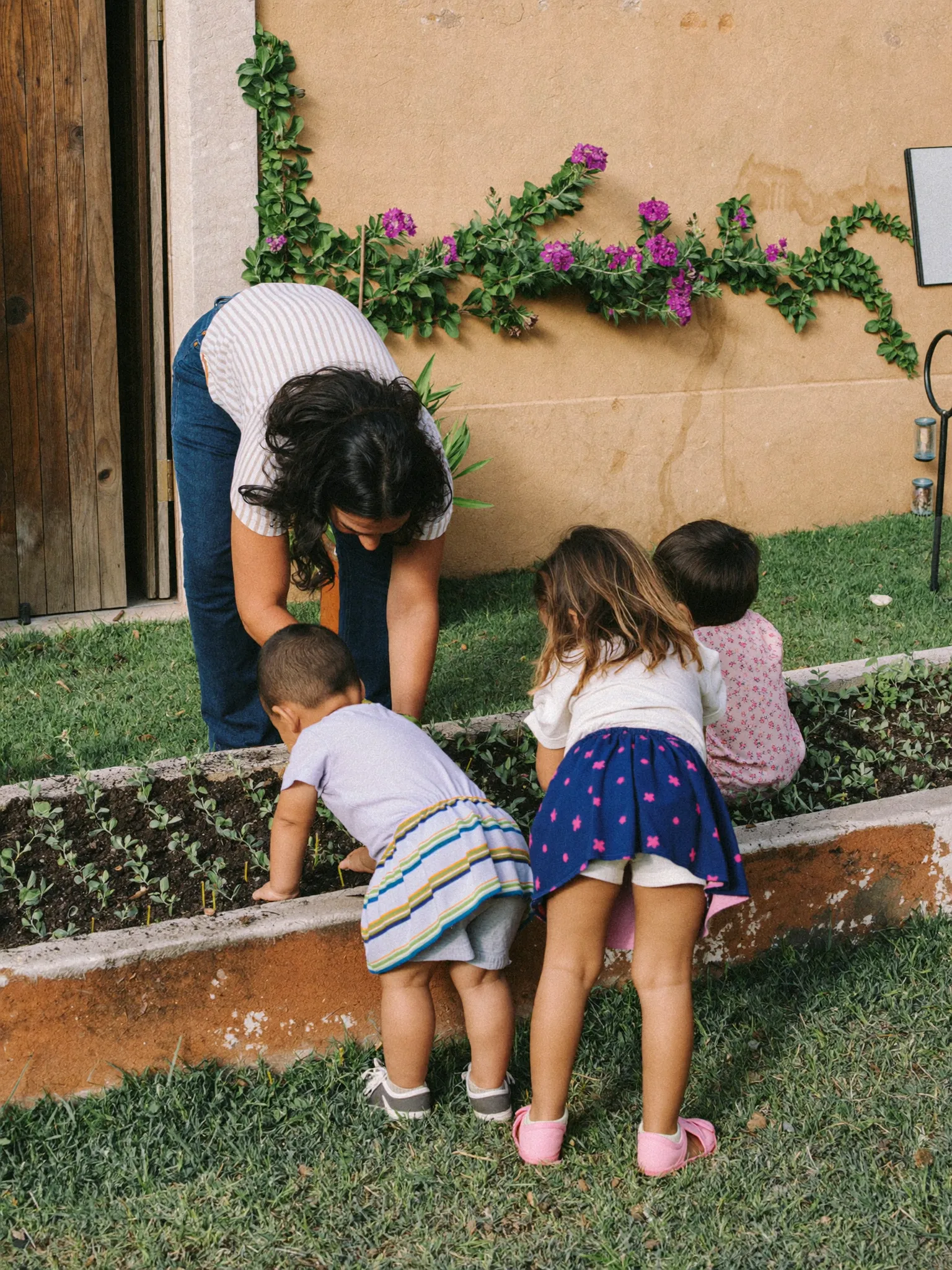 Carmen planting seedlings with schoolchildren in a Sevilla courtyard
